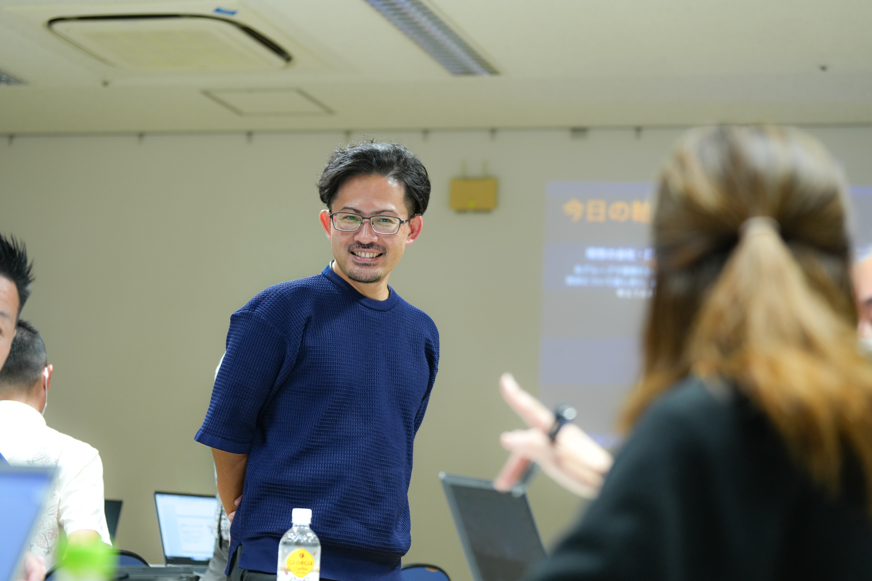 研修の現場で受講者と対話する棚原秀樹